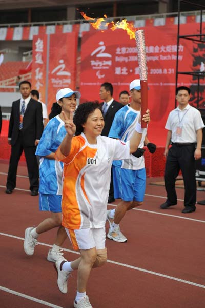 北京殘奧會火炬武漢傳遞 漢城殘奧會冠軍傳首棒