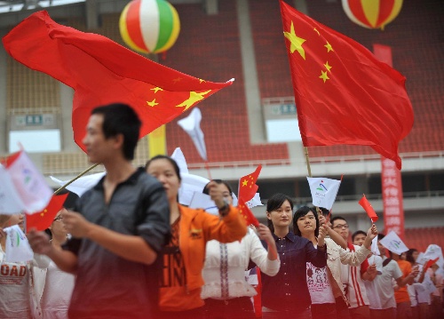 圖文：北京殘奧會聖火武漢傳遞 群眾助威傳遞