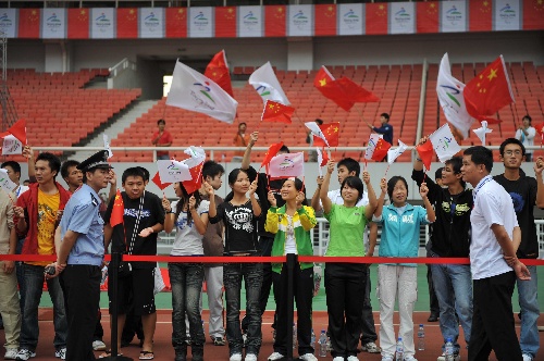圖文：北京殘奧會聖火武漢傳遞 群眾為火炬加油
