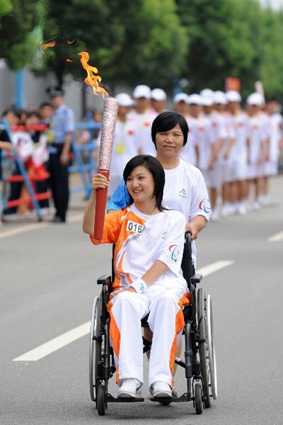 圖文：北京殘奧會聖火在長沙傳遞 火炬手梁瓊傳遞