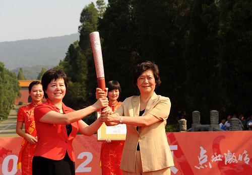 9月2日，北京奧組委執行副主席湯小泉（右）向南京市副市長王咏紅贈送火炬。