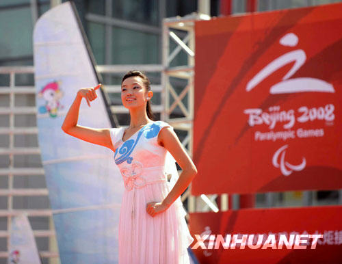 9月2日，北京殘奧會聖火採集使者姜馨田在起跑儀式上表演手語詩。