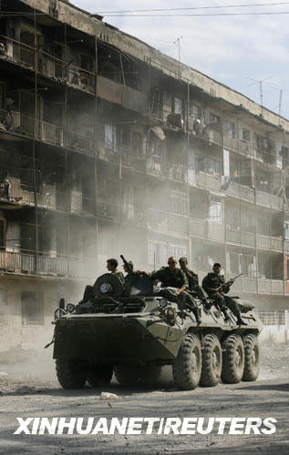   9月2日，一輛俄羅斯裝甲車在南奧塞梯首府茨欣瓦利市行駛。