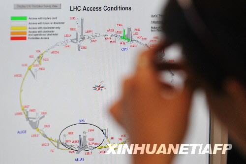 9月3日，歐洲核子研究中心的一名科學(xué)家在瑞士日內(nèi)瓦附近的大型強(qiáng)子對(duì)撞機(jī)控制中心工作。