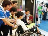 北京地铁无障碍设施彰显人性化[组图]