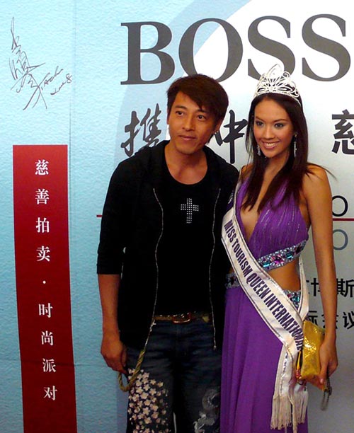吕颂贤休闲出席时尚派队 性感露点美女相伴