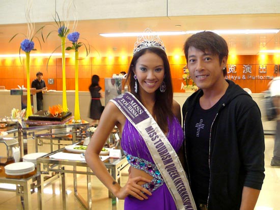 吕颂贤休闲出席时尚派队 性感露点美女相伴