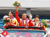 江西军用水陆两栖车迎接奥运冠军凯旋[组图]