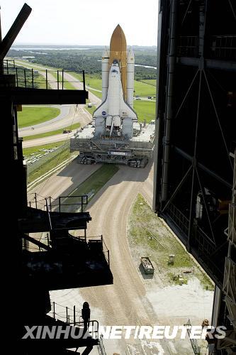 9月4日，在美国佛罗里达州肯尼迪航天中心，“阿特兰蒂斯”号航天飞机离开装配中心，被运往发射台。“阿特兰蒂斯”号预计将于10月8日送宇航员上天维修“哈勃”太空望远镜。新华社/路透