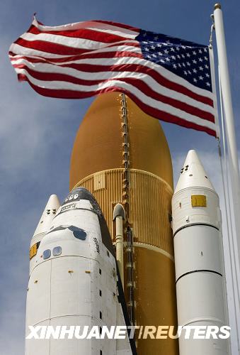  9月4日，在美国佛罗里达州肯尼迪航天中心，“阿特兰蒂斯”号航天飞机正沿着坡道被运送至发射台。“阿特兰蒂斯”号预计将于10月8日送宇航员上天维修“哈勃”太空望远镜。