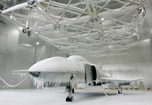 韩国太空实验中心揭秘 测试世界首个冰冻战机[组图]