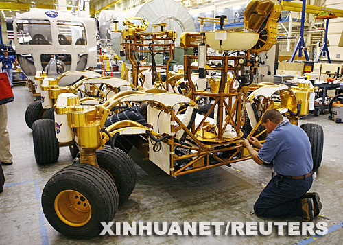 9月8日，美国月球车计划负责人卢西恩·琼金在休斯顿约翰逊航天中心测试月球车样车。
