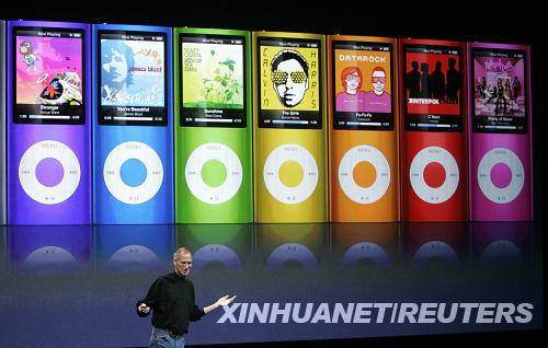 9月9日，在美国加利福尼亚州的旧金山，苹果公司首席执行官史蒂夫·乔布斯在该公司的“Let's Rock”新品发布会上展示新一代ipod Nano播放器。