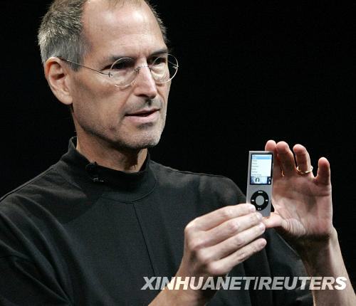 9月9日，在美国加利福尼亚州的旧金山，苹果公司首席执行官史蒂夫·乔布斯在该公司的“Let's Rock”新品发布会上展示新一代ipod Nano播放器。