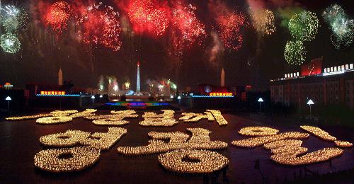  9月9日晚，朝鮮在首都平壤金日成廣場舉行火炬表演並燃放焰火，隆重慶祝建國60週年。
