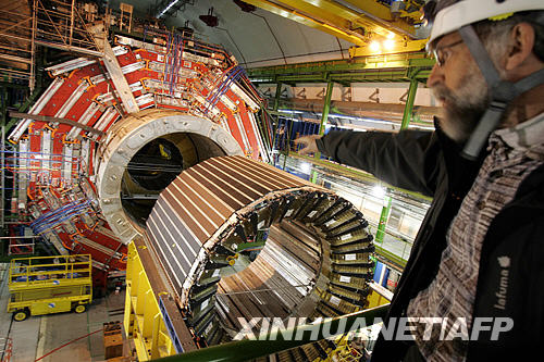 9月10日，世界上最大、能量最高的粒子加速器——欧洲大型强子对撞机（LHC）即将在瑞士日内瓦启用。图为2007年3月22日拍摄的大型强子对撞机部件的资料照片。