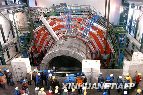 9月10日，世界上最大、能量最高的粒子加速器——欧洲大型强子对撞机（LHC）即将在瑞士日内瓦启用。图为2007年3月22日拍摄的大型强子对撞机部件的资料照片。