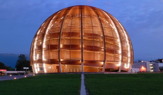2.这是晨光中的“创新球”系统。这个木质球体结构最初是为瑞士全国展览会Expo'02建造的，直径40米，高27米。