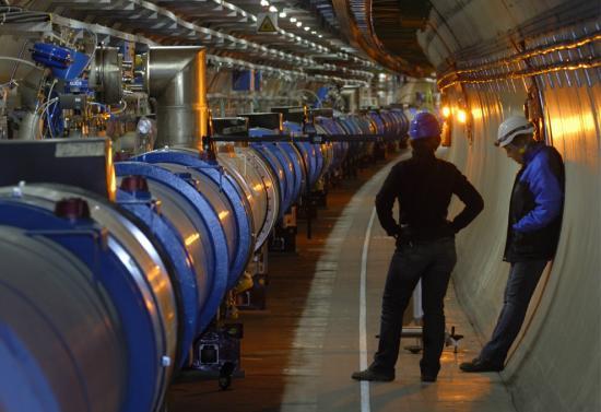 4.工作人员正在对大型强子对撞机隧道内的磁体阵列进行检查。