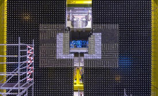 　7.照片上是LHCb电磁量能器。