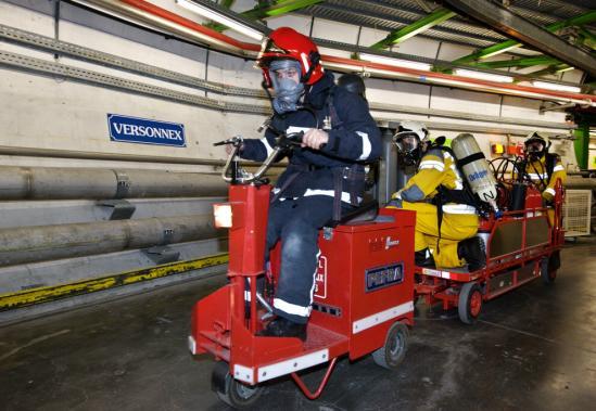 9.法国、瑞士和欧洲粒子物理研究所的消防人员在大型强子对撞机隧道内搬运营救设备。