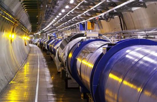 10.大型强子对撞机隧道内的冷磁体。