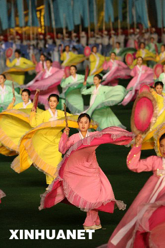 9月10日，為慶祝朝鮮建國60週年，朝鮮在平壤上演大型團體操和文藝表演《阿裏郎》。 