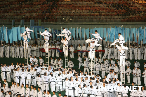 9月10日，為慶祝朝鮮建國60週年，朝鮮在平壤上演大型團體操和文藝表演《阿裏郎》。