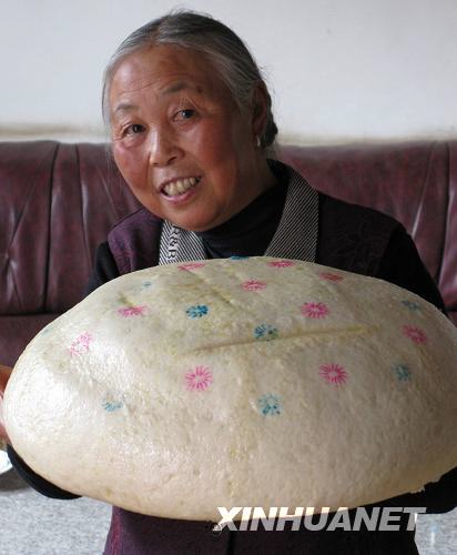 9月9日，甘肃省武威市清源镇农妇用自制的大月饼和用面捏的老虎、小鸟等动物造型面食“摆台”。 