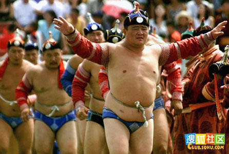 这个节日也是蒙古国的国庆，也可以称做“男人的比赛”，承袭于古蒙古人的骁勇善战传统，设置了摔跤，赛马和射箭比赛三个项目，同时也有其它节日庆祝方式。