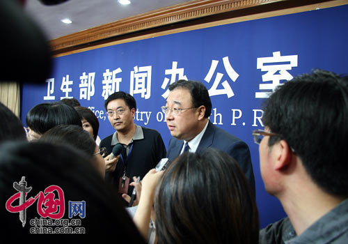 衛生部副部長馬曉偉發佈會結束後接受媒體記者採訪　攝影：中國網 楊佳