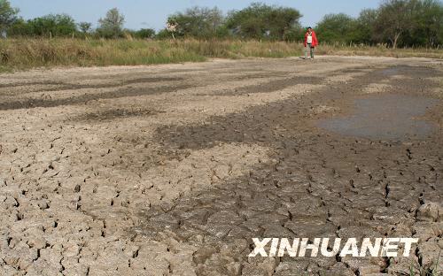  9月13日，巴拉圭境內一條河流完全乾涸