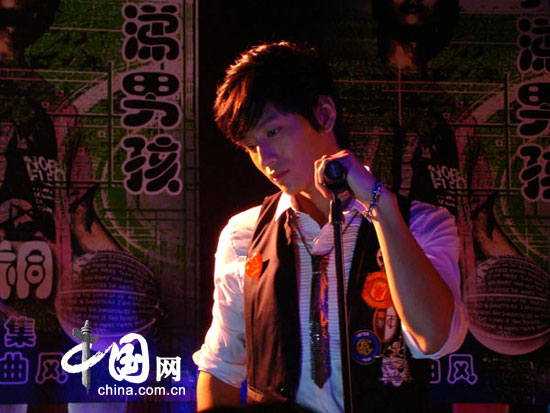 张峻宁新片中与林嘉欣上演姐弟恋