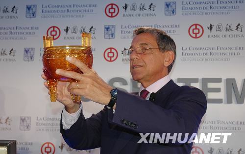 9月18日，在法国巴黎举行的签字仪式上，法国洛希尔银行首席执行官斯居莱勒对中国银行赠送的“和谐宝鼎”爱不释手。