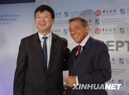 9月18日，中国银行副行长朱民（左）和法国洛希尔银行首席执行官斯居莱勒出席在法国巴黎举行的签字仪式。