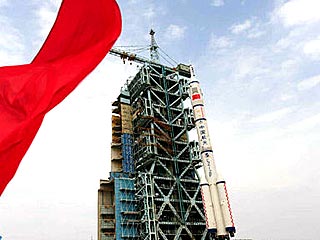 神七船箭塔组合体顺利垂直转运至发射区[组图]