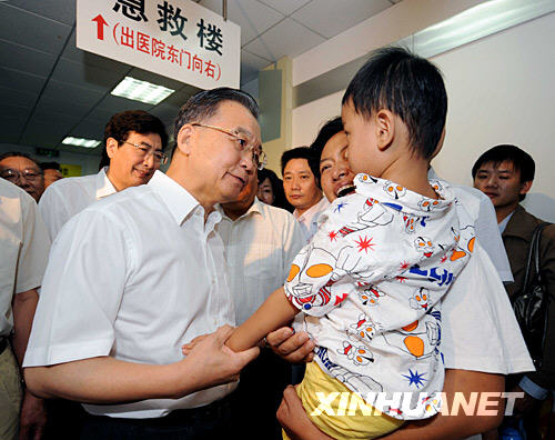 温家宝在北京看望“奶粉事件”患病儿童并考察奶制品市场