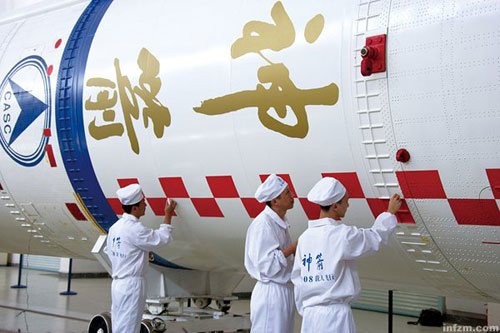 2008年8月6日，长征2号F运载火箭在载人航天发射场火箭水平转载准备间进行技术状态检查和确认，为即将起竖吊装做好状态准备。