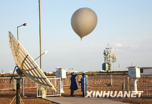 这是发射场气象台在施放高空探测气球，来测量高空风向、风速、温度、湿度(资料照片)。     新华社发（秦宪安 摄） 