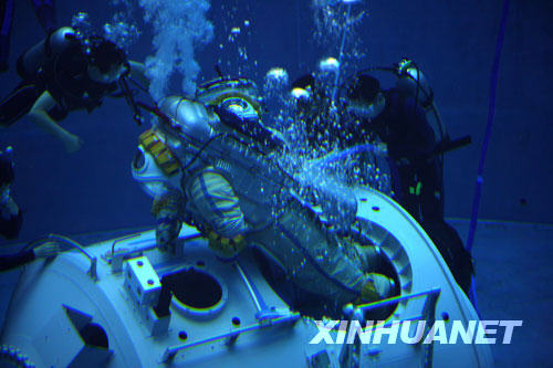 航天员在水下模拟太空出舱训练