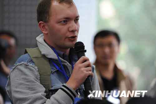 俄罗斯记者在神舟七号载人航天飞行任务总指挥部举行的新闻发布会上提问