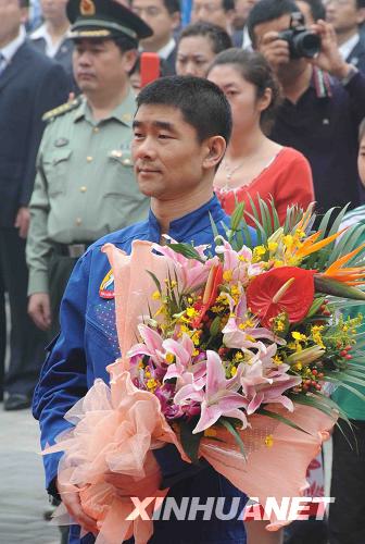  9月21日，航天员刘伯明在欢送仪式上。