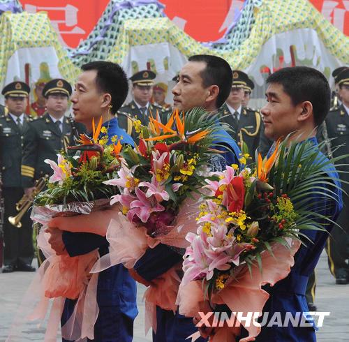 9月21日，航天员景海鹏、翟志刚、刘伯明（从左至右）出席出征仪式。