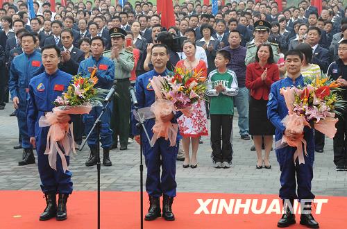 9月21日，航天员景海鹏、翟志刚、刘伯明（从左至右）出席出征仪式。