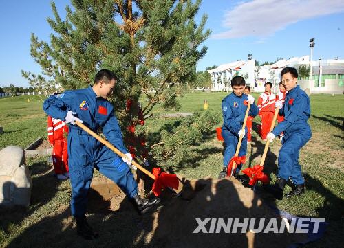 執(zhí)行神舟七號載人航天飛行任務(wù)的航天員梯隊翟志剛（左）、劉伯明、景海鵬（右）在問天閣航天員公寓植樹