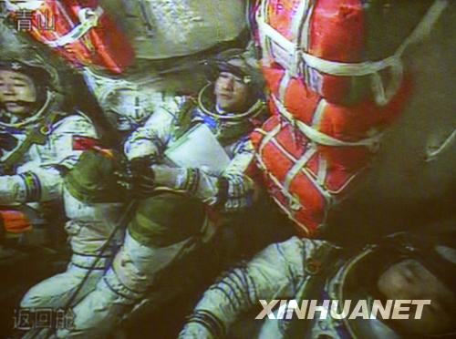 9月25日20点20分，三位宇航员在神舟七号载人飞船上调试设备，等待发射