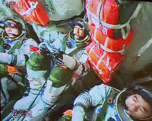 9月25日晚，记者在北京航天飞行控制中心拍摄的飞船返回舱画面
