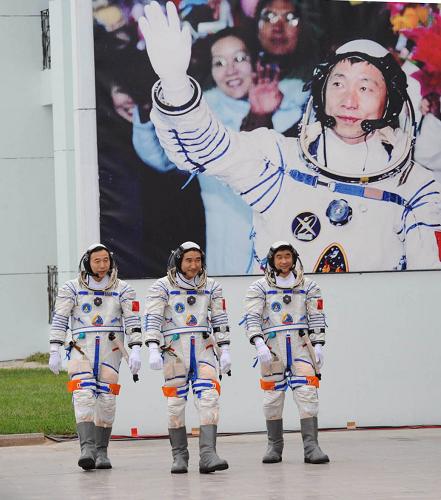 9月25日,神舟七号航天员出征仪式于17时30分许在酒泉卫星发射中心航天