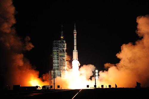  9月25日21时10分，长征二号F型运载火箭点火，神舟七号飞船在酒泉卫星发射中心升空。