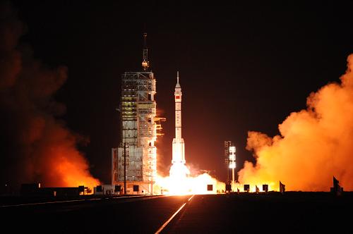  9月25日21时10分，长征二号F型运载火箭点火，神舟七号飞船在酒泉卫星发射中心升空。